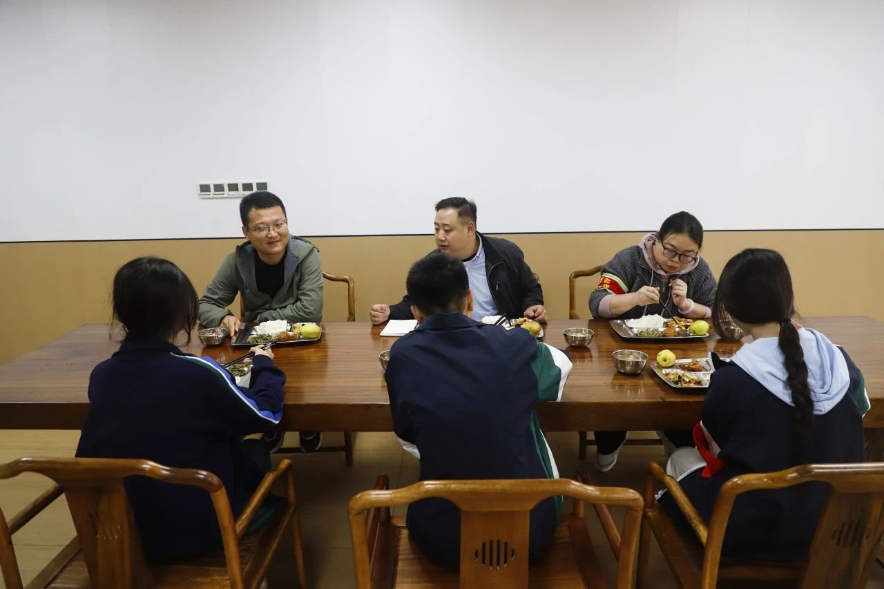 美亚师生同餐，共叙美好“食”光